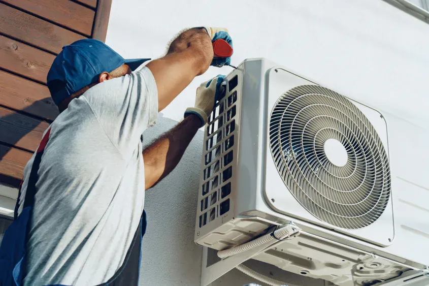 Técnico consertando ar condicionado
